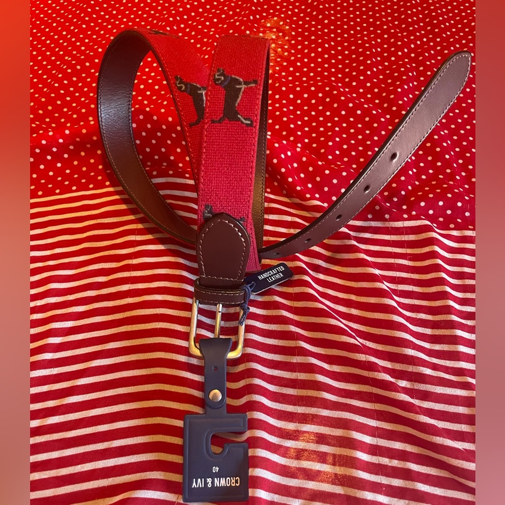 Men’s dog print ribbon belt. 40” width is 1 1/2”. Silver buckle/brown lthr.
